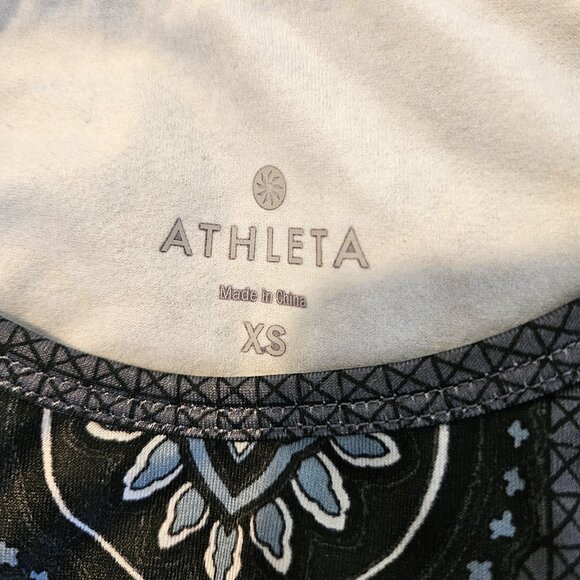 Athleta Sierra Nevada Paisley Thermal Top Shirt with Thumbholes Size XS - Picture 3 of 3